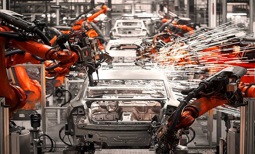 In einer Autofabrik spühen Funken