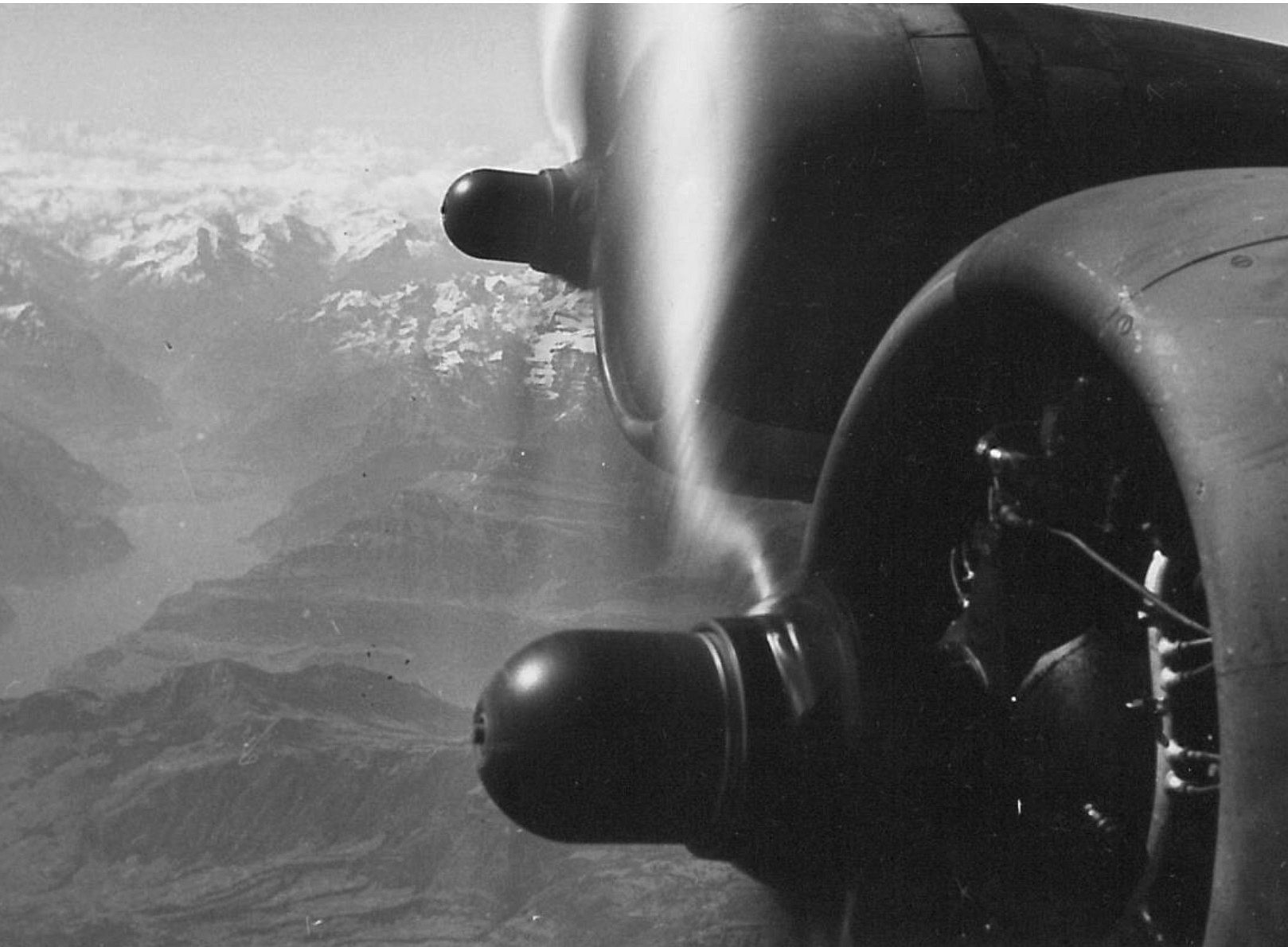 Blick aus einem Flieger der US-Luftwaffe auf die Alpen 