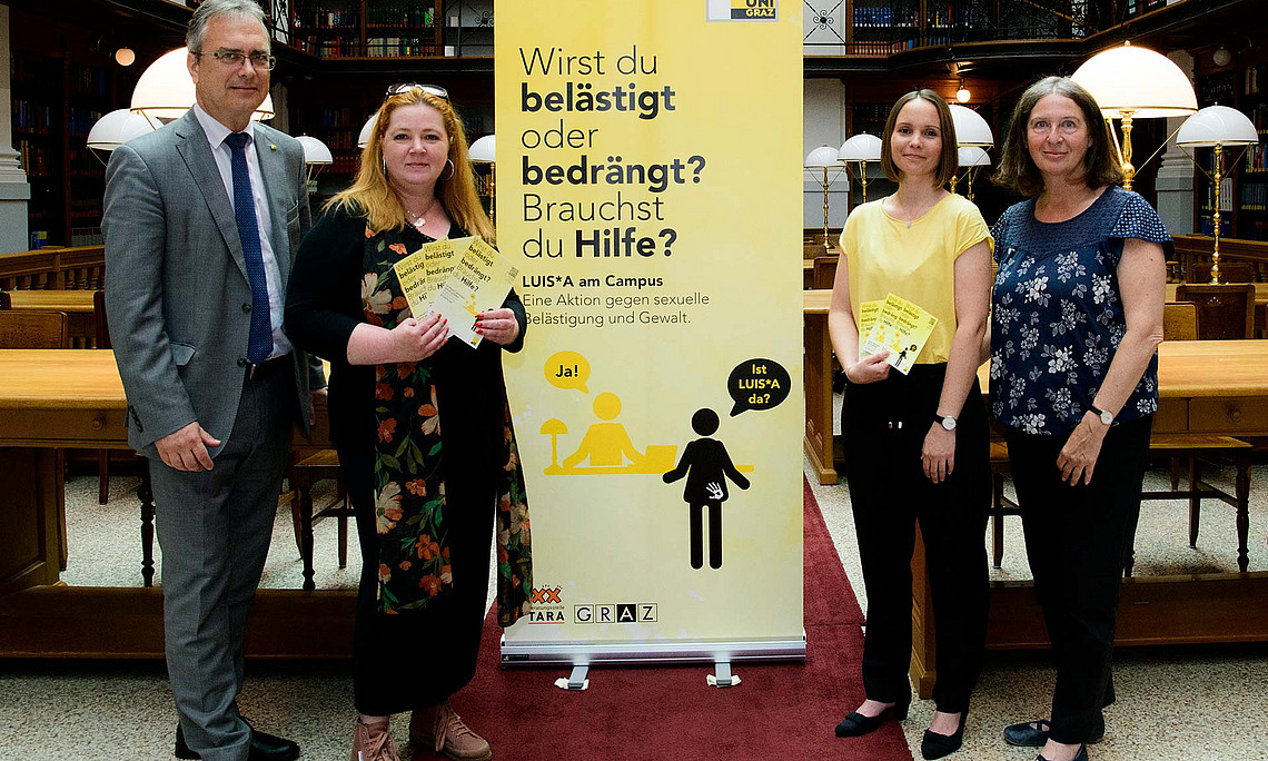 Peter Riedler, Ina Mastnak, Johanna Kerschbaumer und Bürgermeisterin Elke Kahr bei der Pressekonferenz im historischen Lesesaal vor einem Roll-up zum Projekt „LUIS*A am Campus“