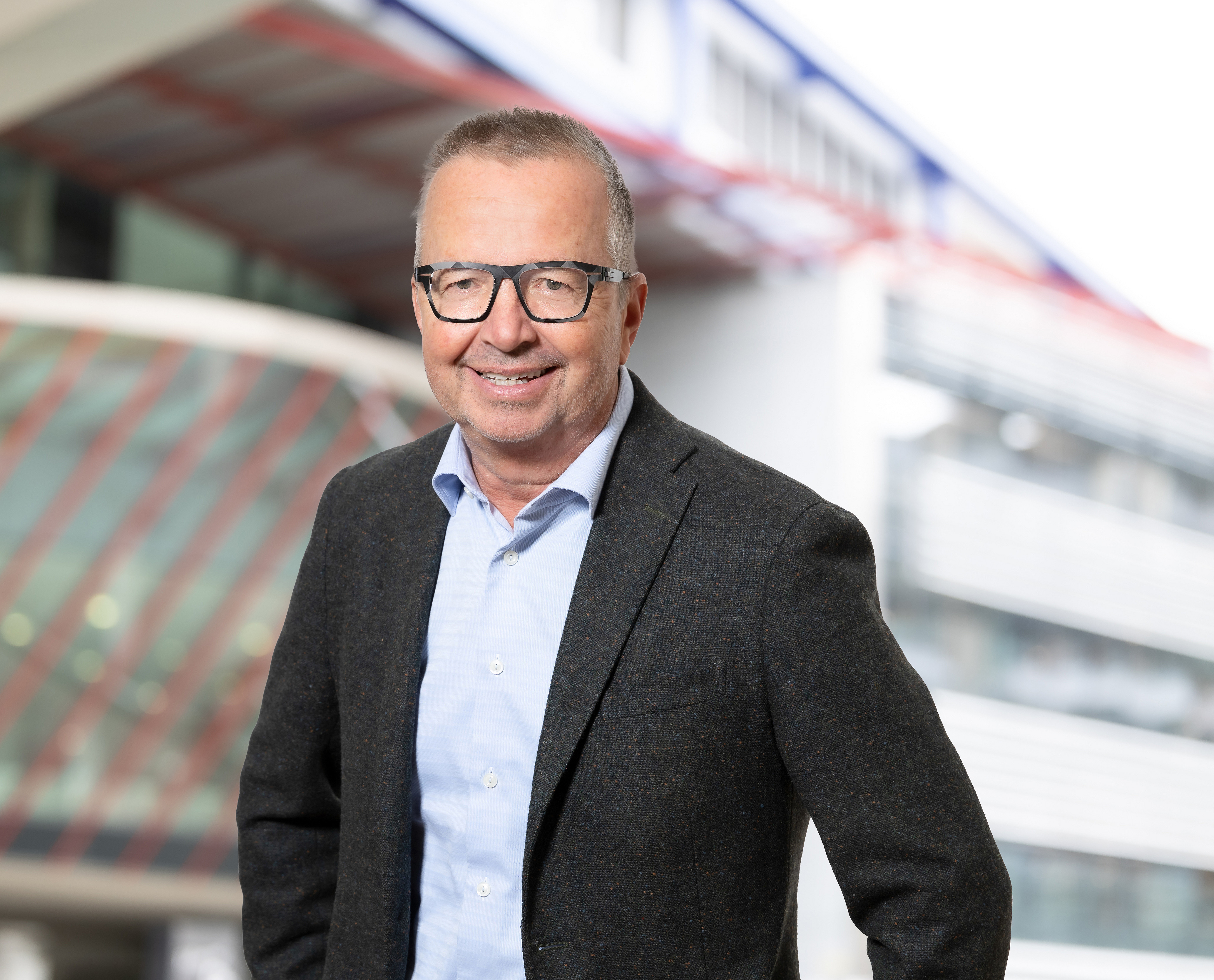 Porträtbild zeigt Prof. Dr. Josef Scheff
