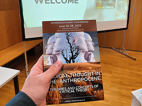 Book of Abstracts wird in die Kamera gehalten ©Joel Högl