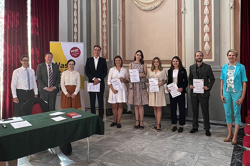 Die Linda-Rauter-PreisträgerInnen mit Jury-Mitgliedern Viktoria Robertson und Walter Doralt Foto: Uni Graz/Rewi