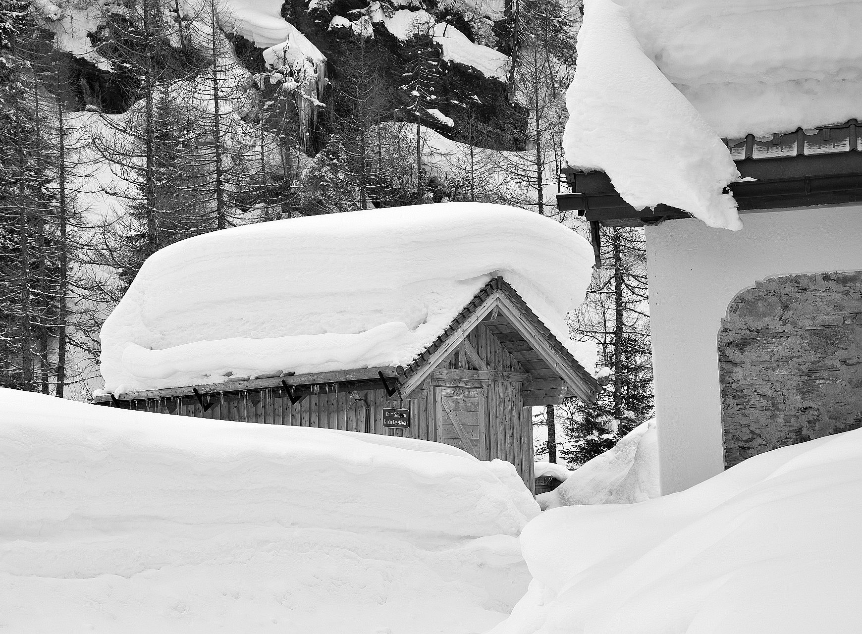 tief verschneite Hütte in Kolm-Saigurn ©Jakob Schoener