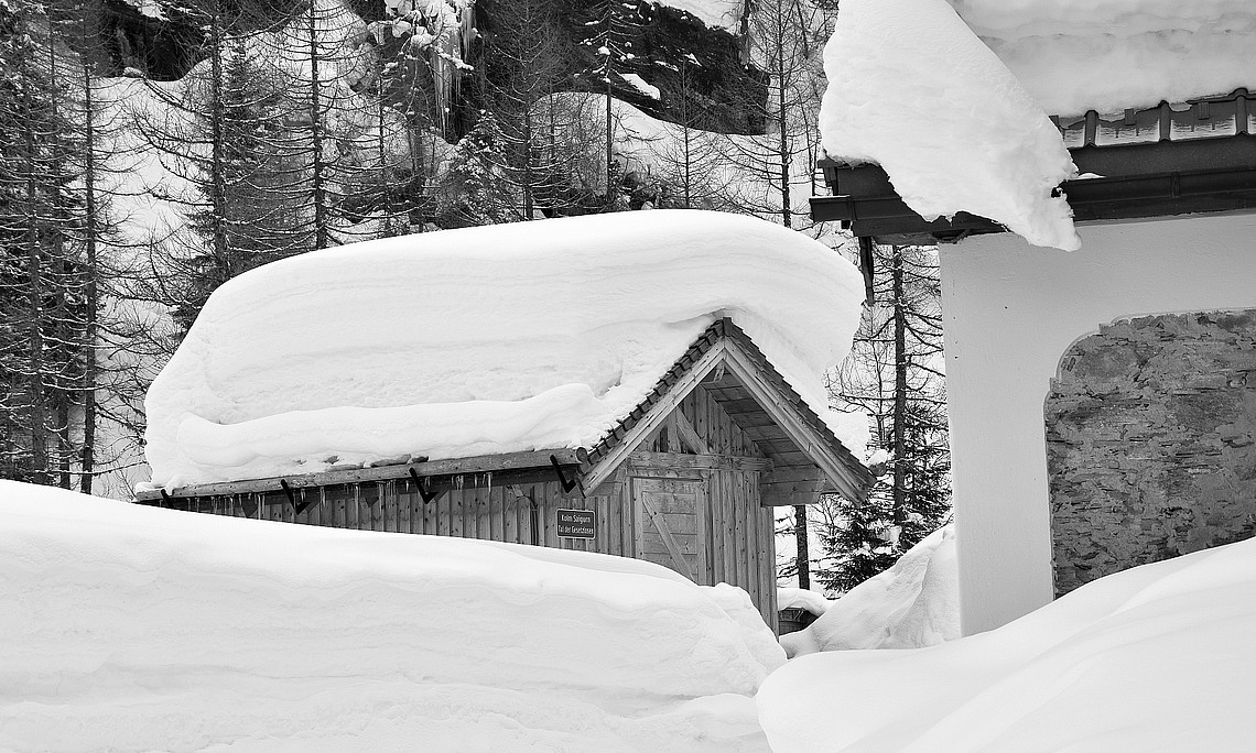 tief verschneite Hütte in Kolm-Saigurn