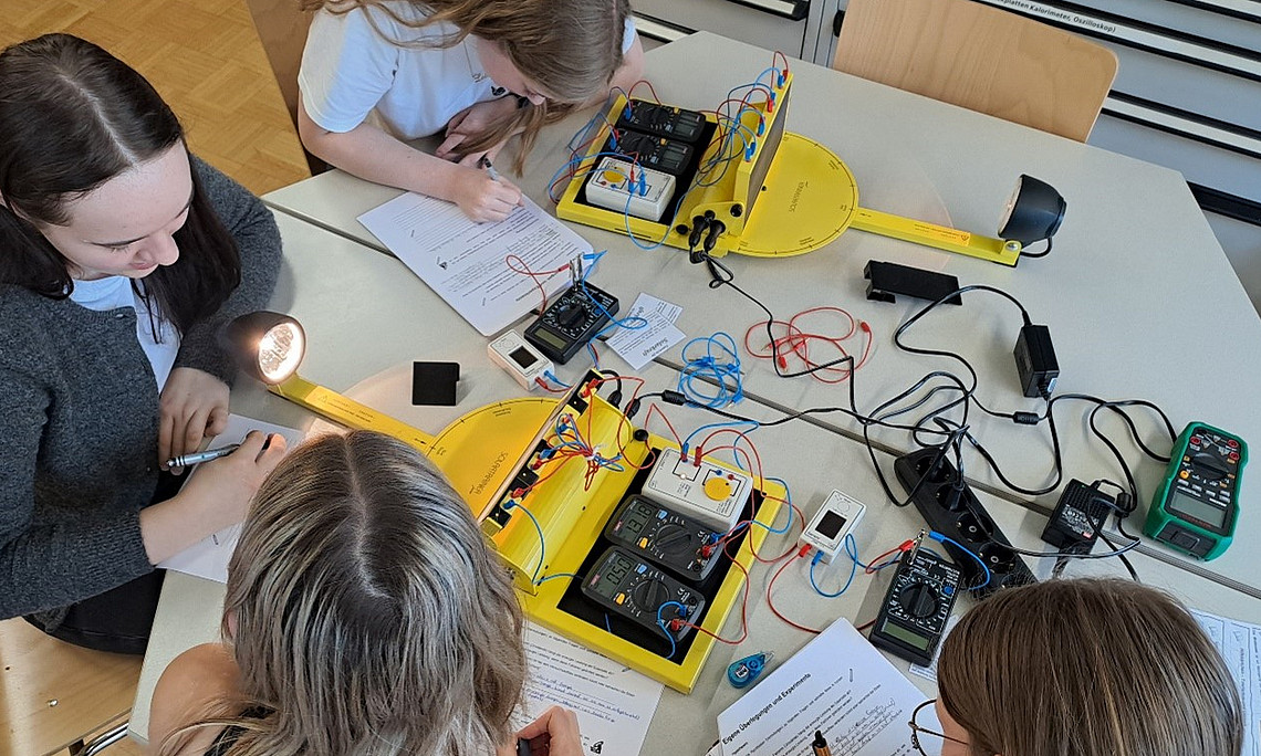 Schüler:innen bei Workshop - Bild: Uni Graz/Obczovsky