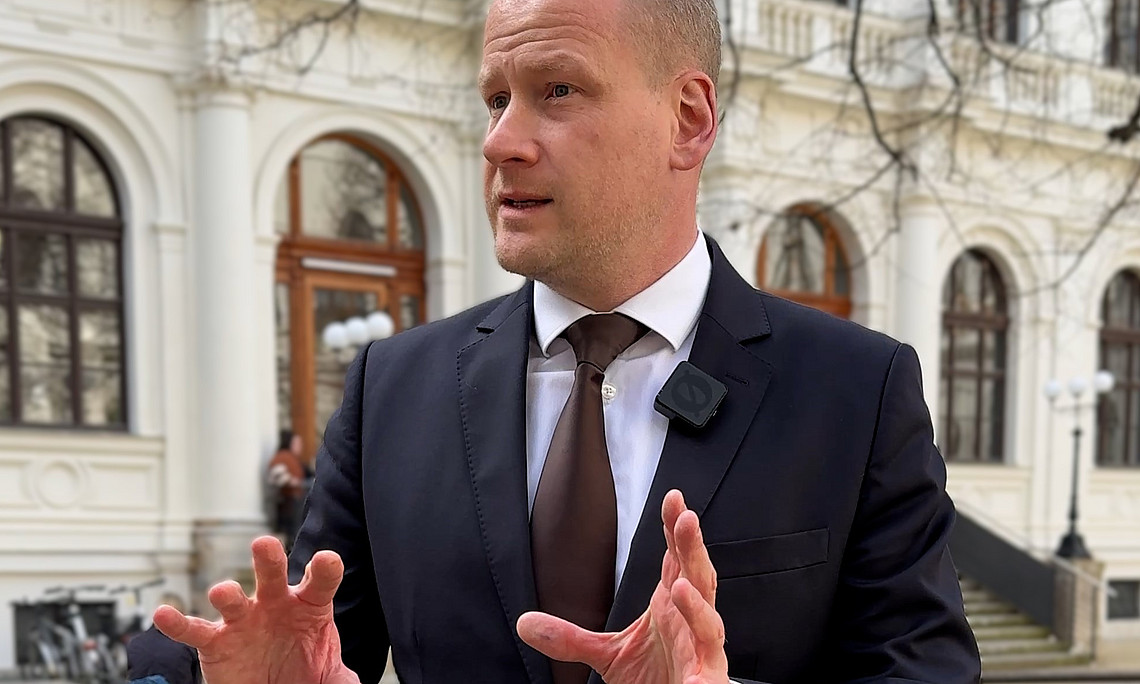 Christoph Bezemek gestikuliert im Innenhof der Universität Graz