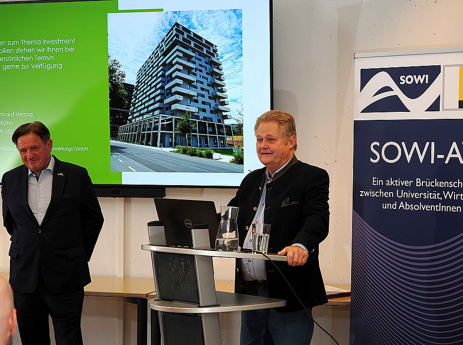 Mag. Volker Pichler und Mag. Herzog eröffnen die Fragerunde. ©Mag. Paulus Mayr