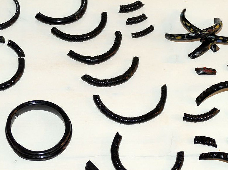 Armreife vom Weiheplatz vor dem Karstschacht ©UniGraz@Museum, F. Stangl