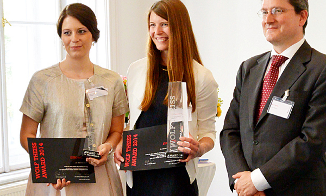 Elke Heinrich und Mona Philomena Ladler (v.l.) bekamen von einem Partner der Kanzlei Dr. Retter den Wolf Theiss Award verliehen. Foto: Wolf Theiss Rechtsanwälte