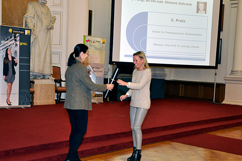 Eva Roblegg nahm den Preis für Simone Schrank entgegen. Fotos: Uni Graz / Teubenbacher