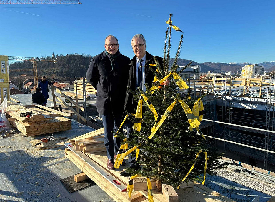Maximilian Pammer von der BIG (links) und Rektor Peter Riedler am höchsten Punkt des Gebäudes. 