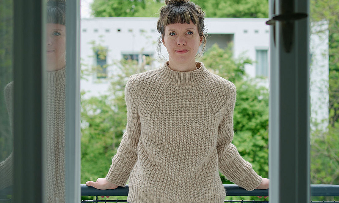 Politikwissenschaftlerin Laura Jung durch ein geöffnetes Fenster fotografiert