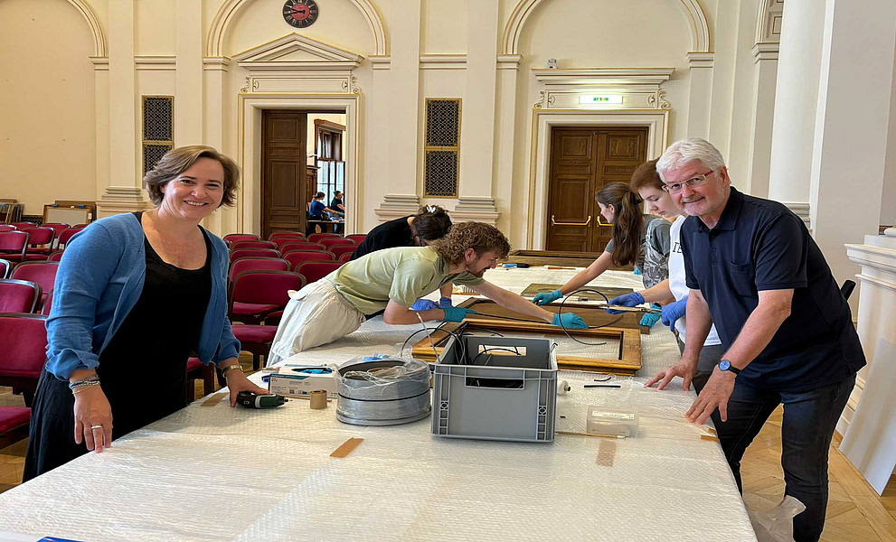 Bernadette Biedermann und Nikolaus Reisinger (vorne) leiteten das Projekt, an dem unter anderem die Studierenden Philipp Messner, Sidonie Aumair und Helena Osojnik (v.l.) mitarbeiteten. Fotos: Uni Graz/Schweiger 