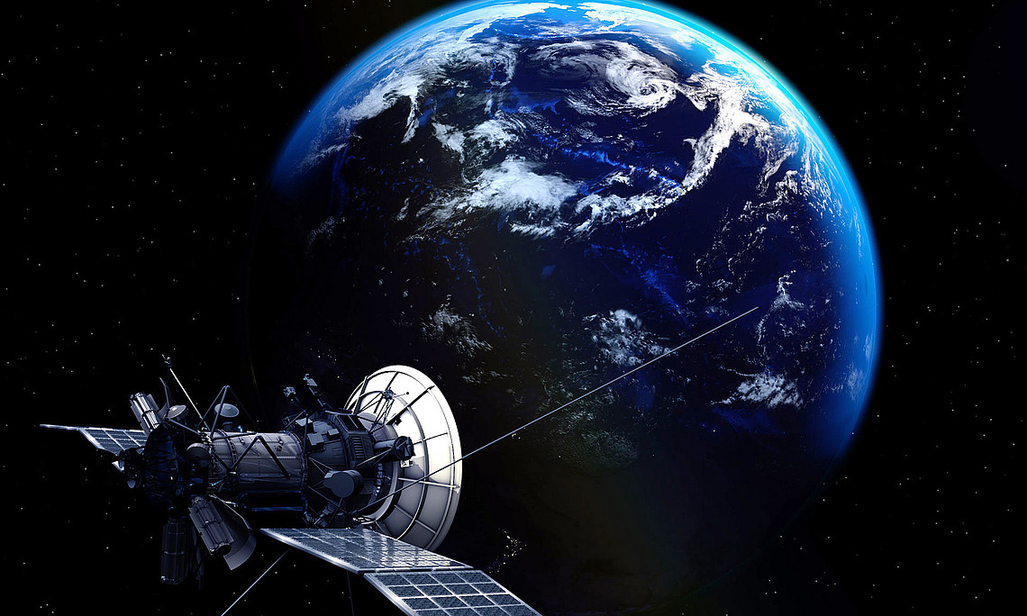 Satellit vor der Erde im All