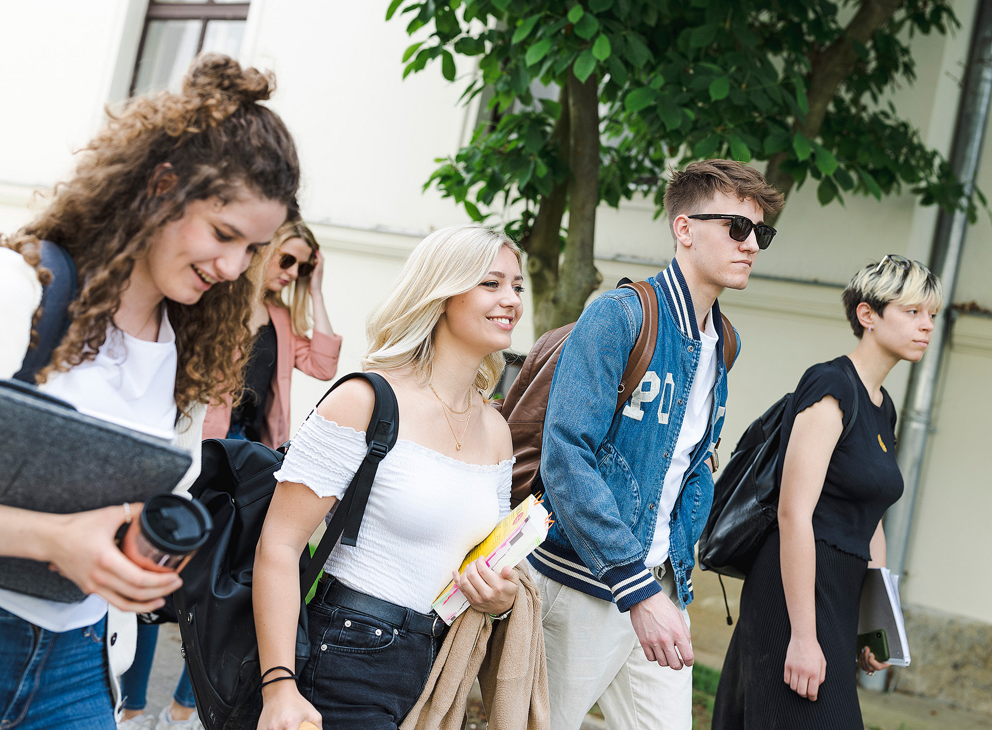Studierende nebeneinander im Gehen ©Uni Graz/Kanizaj