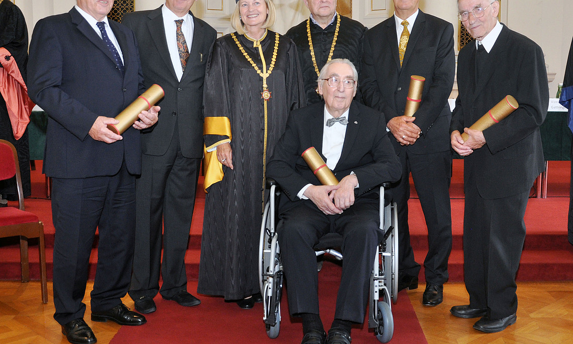 Rektorin Christa Neuper und Dekan Joseph Marko (Mitte) mit Horst Sigl, Peter Schachner-Blazizek, Helmut Reinhofer, Ferdinand Staudinger (stehend v.l.) und Helmut Seel (vorne), die gemeinsam mit fünf weiteren Absolventen das Goldene Doktordiplom erhielten