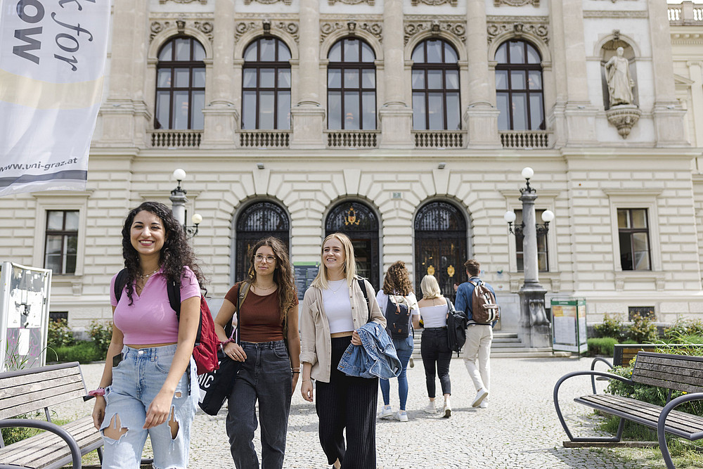 Studierende vor dem Hauptgebäude der Uni Graz ©Uni Graz/Kanizaj