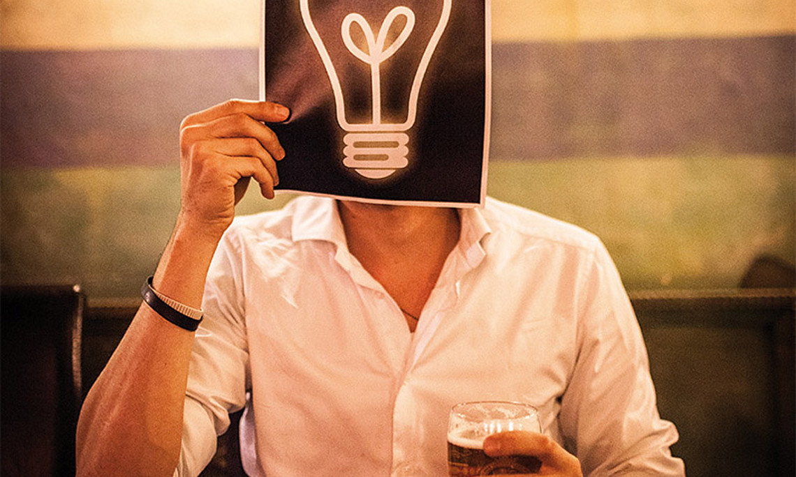 In 15 Minuten seine Forschung spannend erklären: Das ist die Devise der erfolgreichen Uni Graz-Reihe „Wissensdurst – die Wissenschaftsviertelstunde im Pub“. Foto: Uni Graz/Grumet