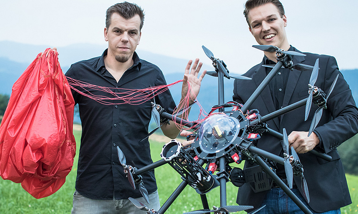 Markus Manninger (links) und Andreas Ploier entwickelten ein innovatives Rettungssytem für Drohnen. Foto: dronerescue.at