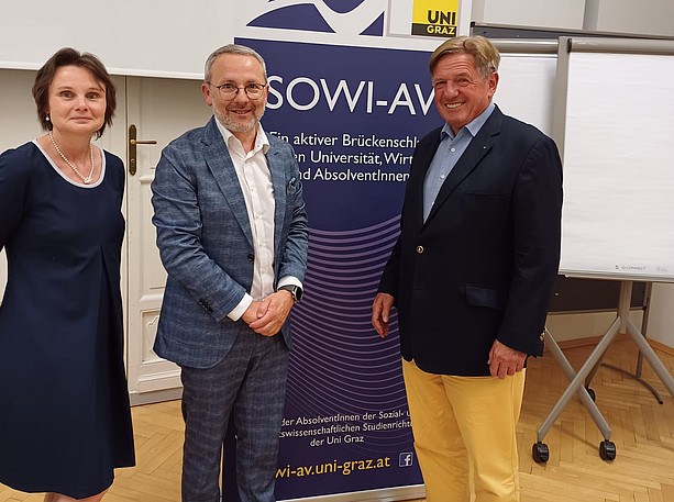 Frau Mag. Gatschelhoger, Herr Stolz und Herr Mag. Pichler stehen von dem SOWI-AV Banner ©Uni Graz/Mag. Dominik Possert