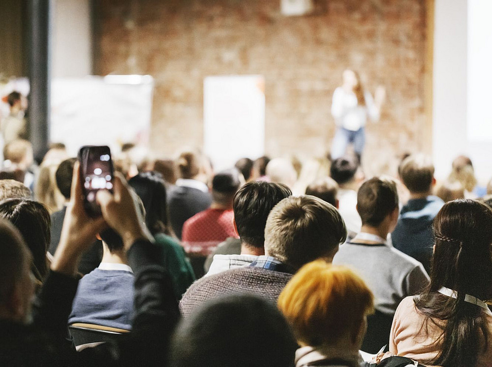 Rückenansicht eines Publikums bei einem Vortrag ©Kharkiv,Ukraine IHOR BURBELA