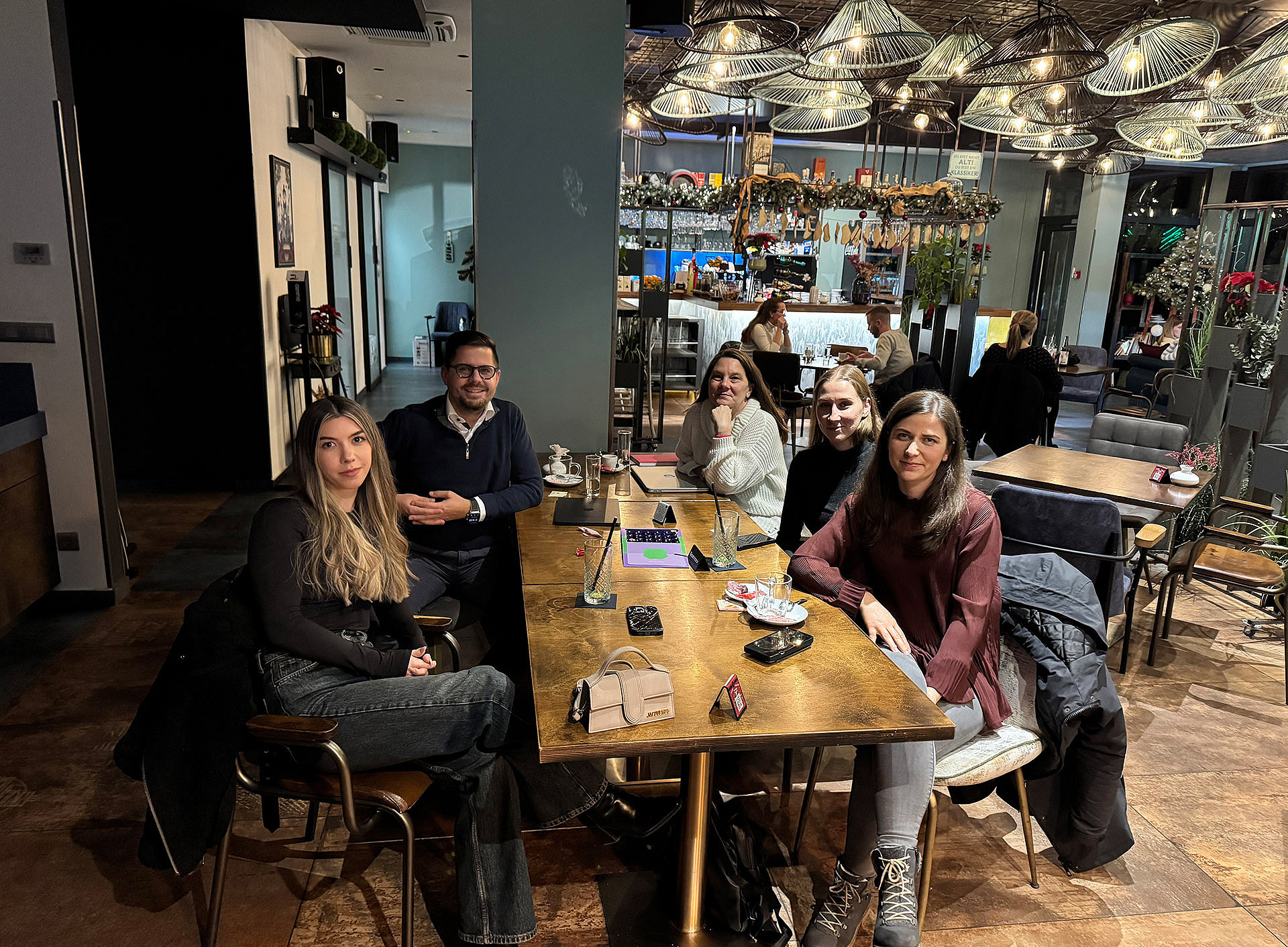 5 Personen sitzen an einem Tisch in einer Hotelfoyer ©Miroslav Lisjak
