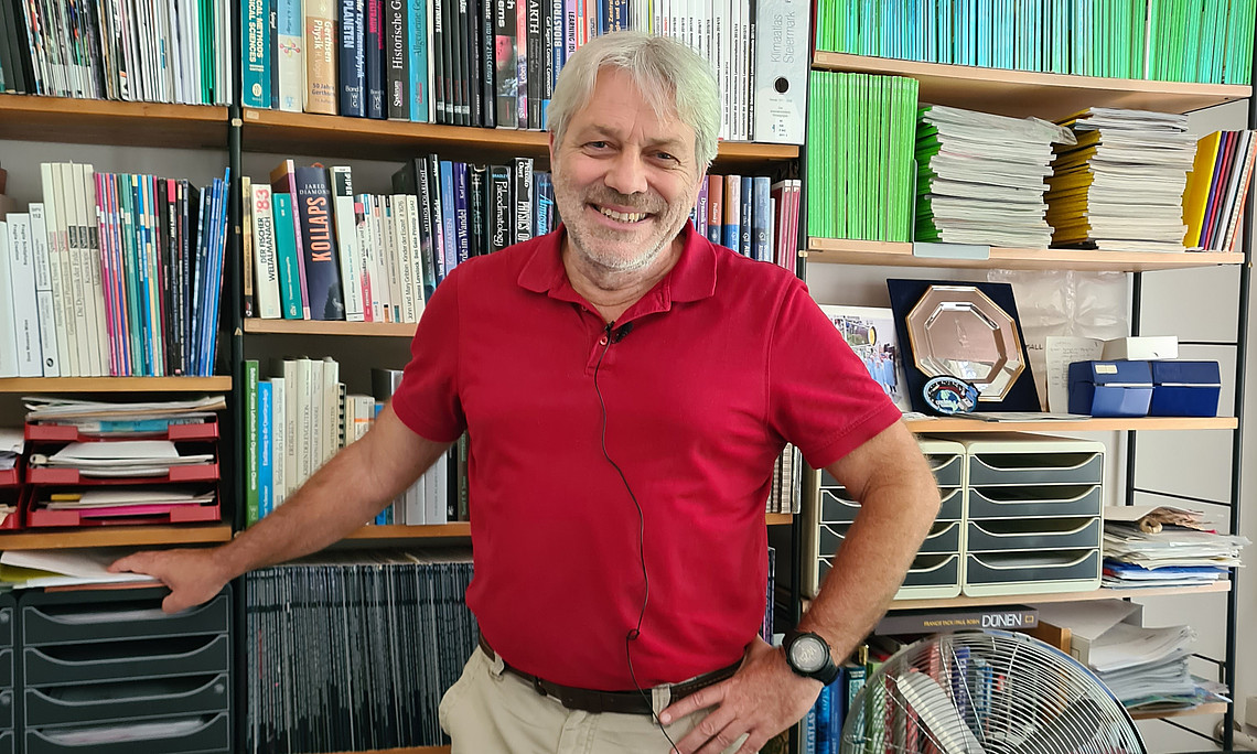 Meteorologen und Klimaforscher Ulrich Foelsche in seinem Büro