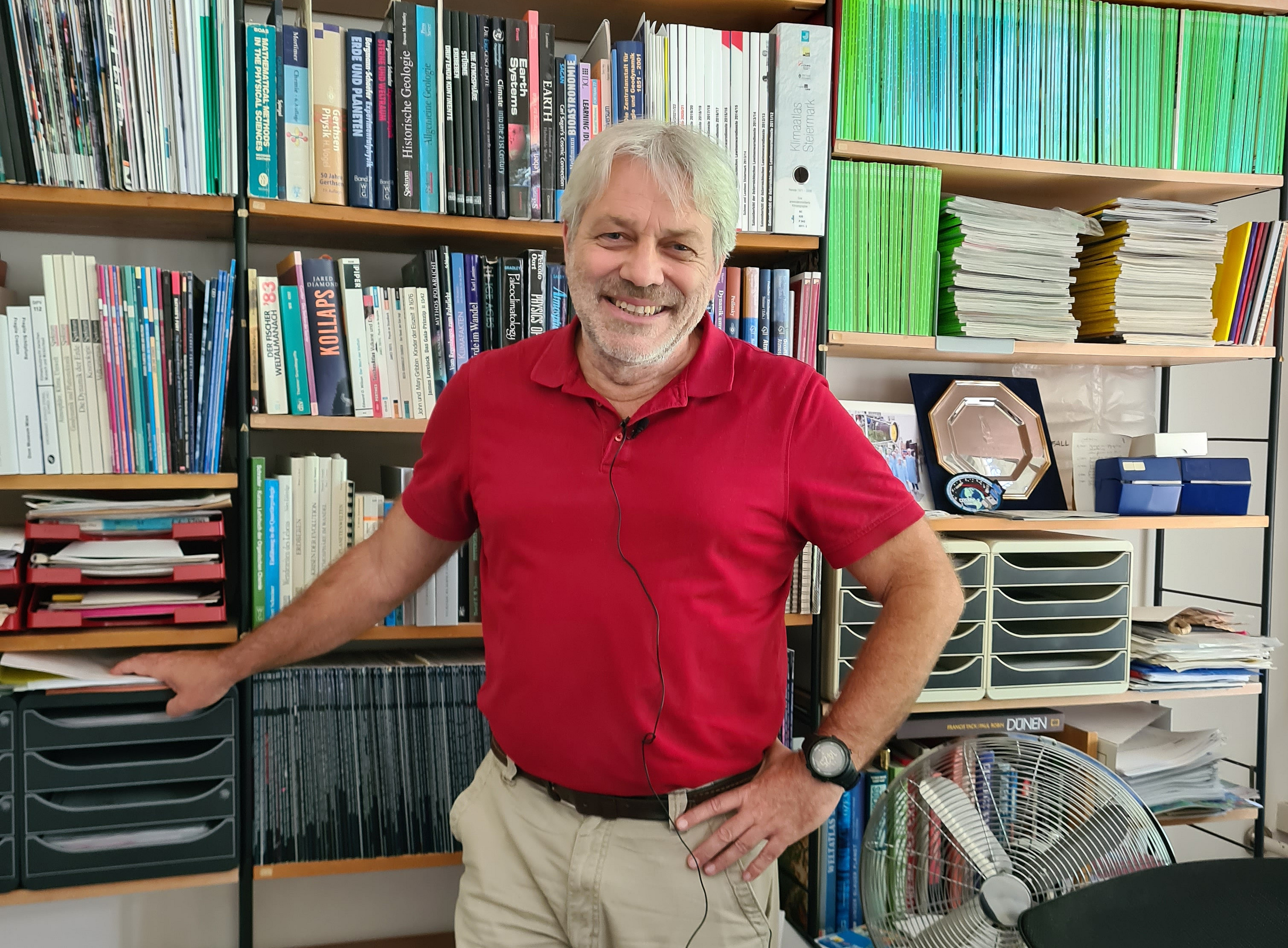 Meteorologen und Klimaforscher Ulrich Foelsche in seinem Büro ©Mitmachlabore Graz