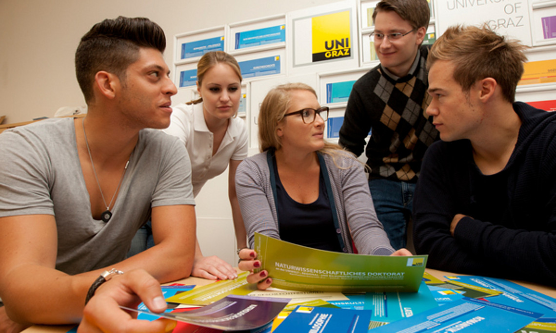 Studierende aus bildungsfernen Schichten bei ihrem Einstieg in den Uni-Alltag unterstützen: Die Uni Graz startet an zwei Fakultäten das Pilotprojekt "Peer-Mentoring"