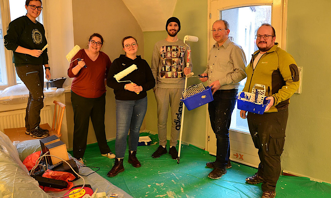 Das Team des AT-Instituts beim Ausmalen des Tageszentrums Mesnergasse.