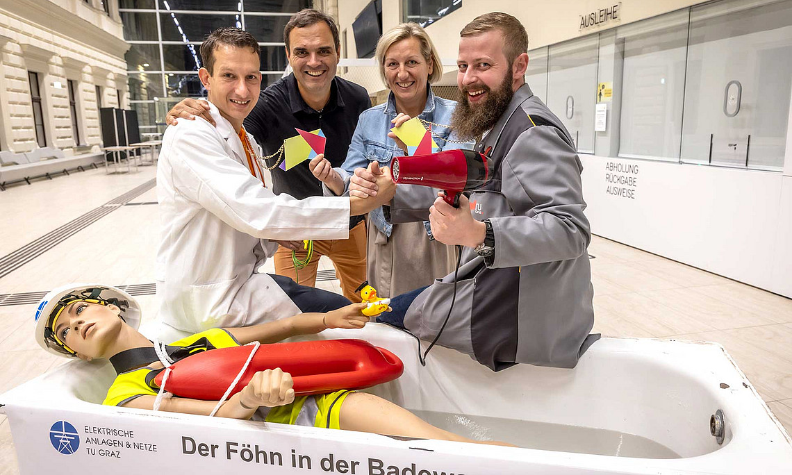 Die Science-Slam-Champions 2023 Martin Fürnschuß (links) und Daniel Herbst (rechts) mit Slam-Moderator Bernhard Weingartner (2. v. l.) und Kristina Edlinger-Ploder, Rektorin der FH CAMPUS 02. Fotos: SHK/Lunghammer