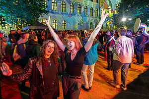 Tanzende Menschen im Innenhof des Hauptgebäudes 