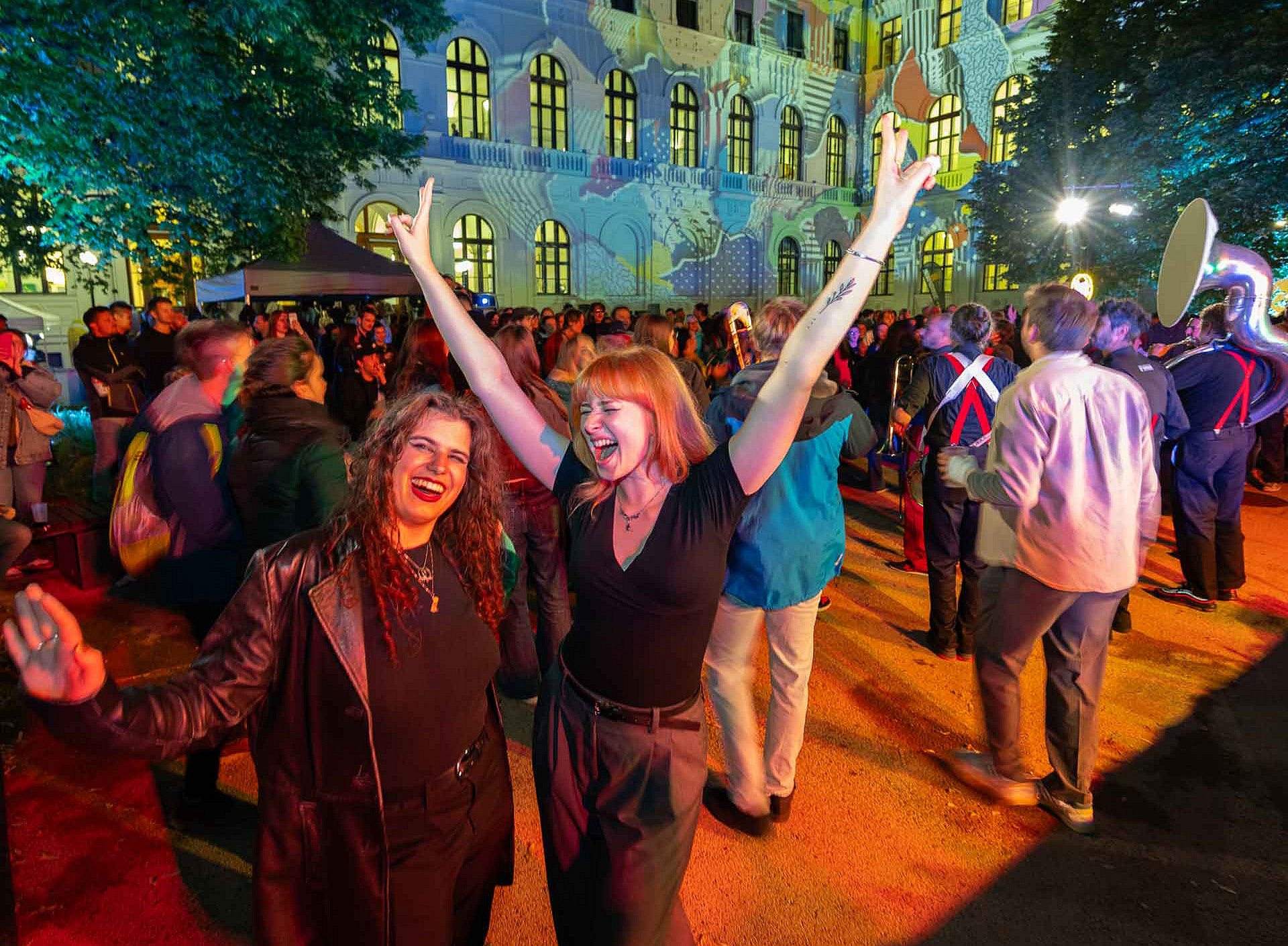 Tanzende Menschen im Innenhof des Hauptgebäudes ©Uni Graz/Harry Schiffer