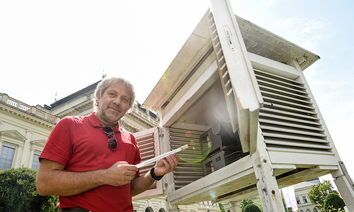 Die Temperaturen im Blick: Ulrich Foelsche vor der Wetterstation der Universität Graz. Foto: Uni Graz/Tzivanopoulos. 