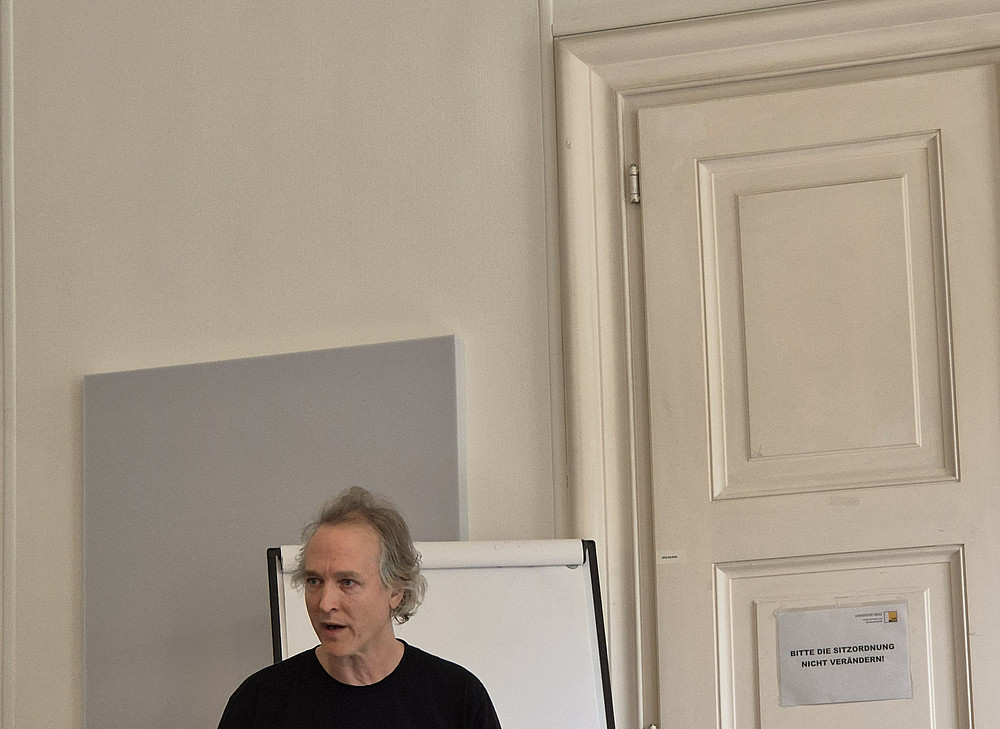 Mann hinter Redepult während Präsentation ©Elisabeth Holler