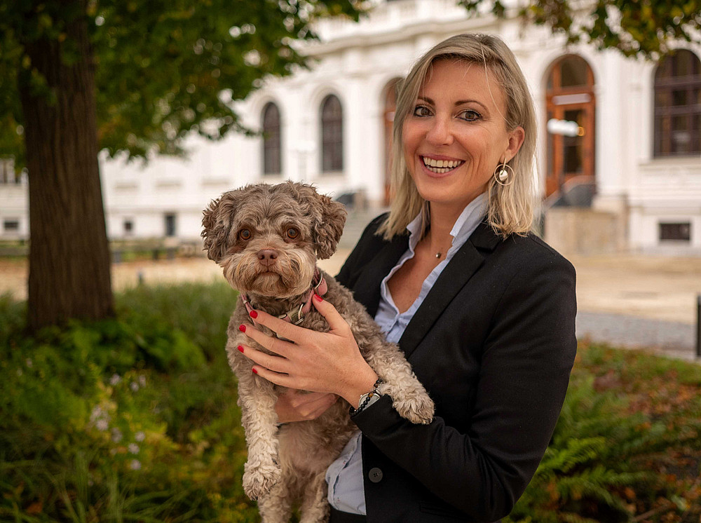 Nadine Müller mit Alfa, Institut für Arbeitsrecht und Sozialrecht ©Uni Graz/Radlinger