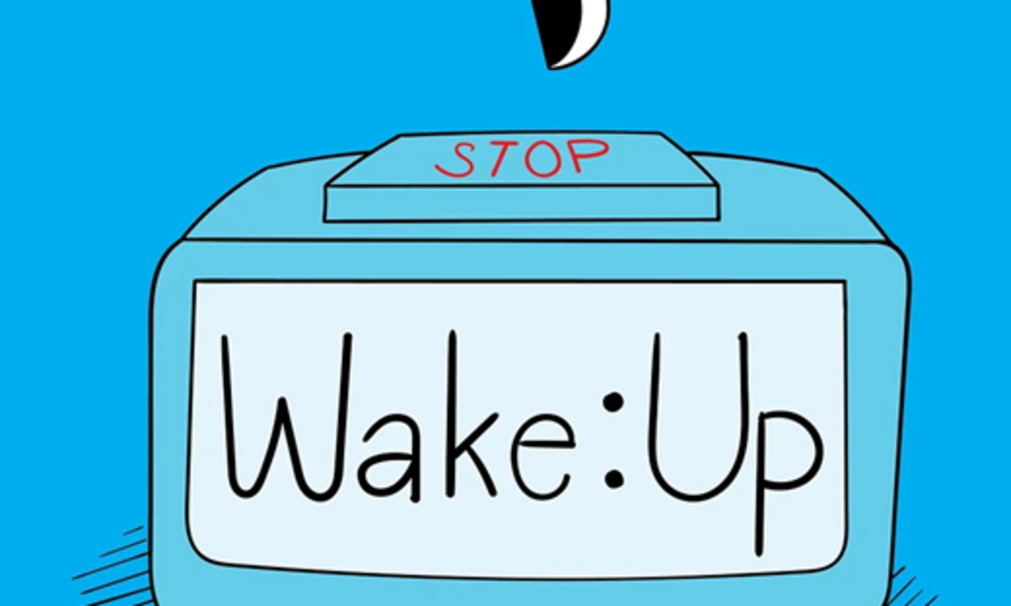 Hand nähert sich Wecker mit der Aufschrift "Wake:Up"