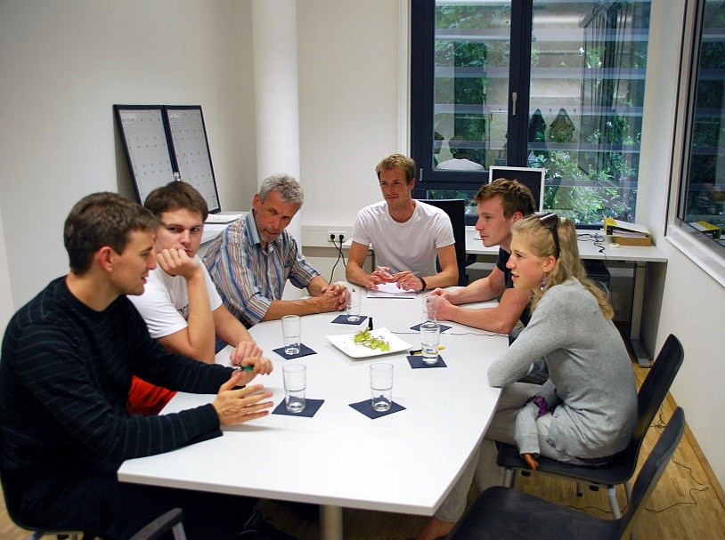 Several people in a focus group discussion ©Uni Graz/Institut für Marketing