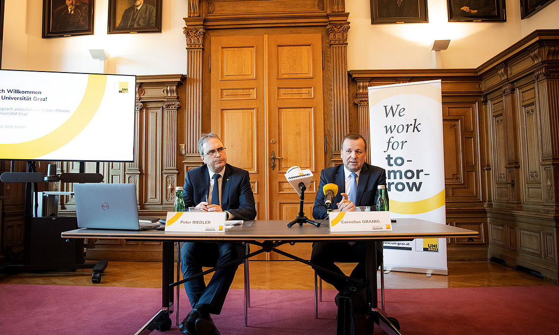 Rektor Peter Riedler und IT-Security-Experte Cornelius Granig berichteten über den aktuellen Stand der Ermittlungen und die weiteren Sicherheitsvorkehrungen nach dem Hackerangriff auf die Universität Graz. Foto: Uni Graz/Tzivanopoulos