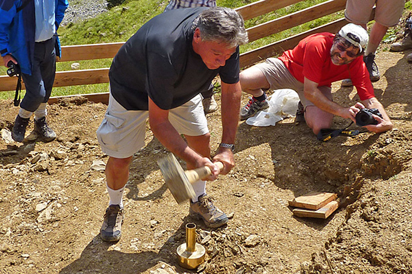 Stanley Finney markierte 2012 in Tirol die Grenze zwischen Trias und Jura. Bei einem Kongress in Graz wird diese Woche die Einteilung der Erdgeschichte weiter verfeinert. Foto: Uni Graz