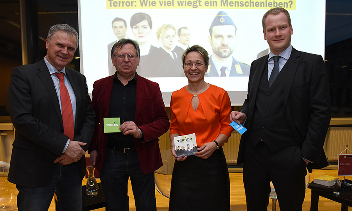 Fesselndes Thema, spannende Diskussion: Leitender Staatsanwalt Thomas Mühlbacher, Ethiker Leopold Neuhold, Rechtswissenschafterin Anita Ziegerhofer und Verfassungsrechtler Christoph Bezemek (v.l.) Foto: Uni Graz/Schweiger 