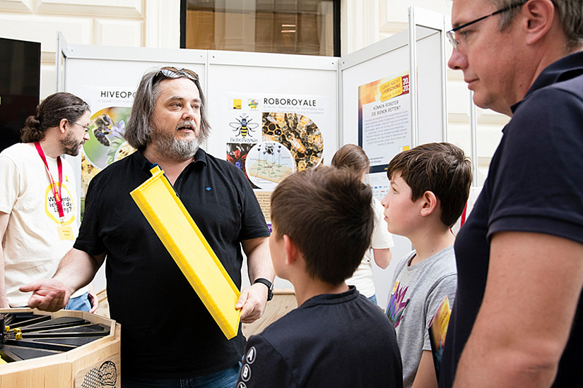 Biologe Thomas Schmickl präsentiert den Bienenstock der Zukunft: Sensoren und Roboter-Insekten schützen vor Krankheiten oder warnen vor Gefahren.