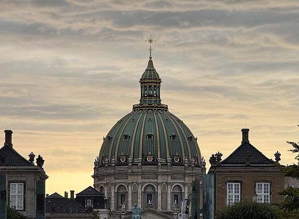 Bild von einer abendlichen Bootsfahrt (Frederiks Kirke). 