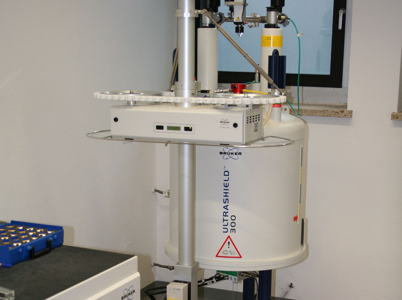 300MHz NMR mit BACS Autosampler ©Bernd Werner - Universität Graz