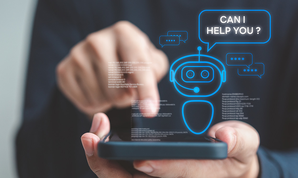 Mensch mit Smartphone in der Hand, aus dem ein imaginäre Chatbot herauskommt - Keine Angst vor KI