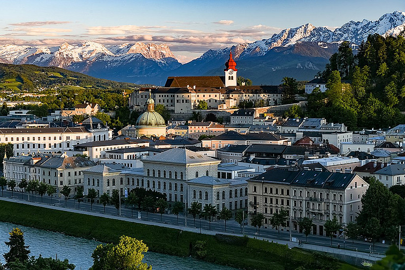 Panoramabild von Salzburg, im Hintergrund schneebedeckte Berge