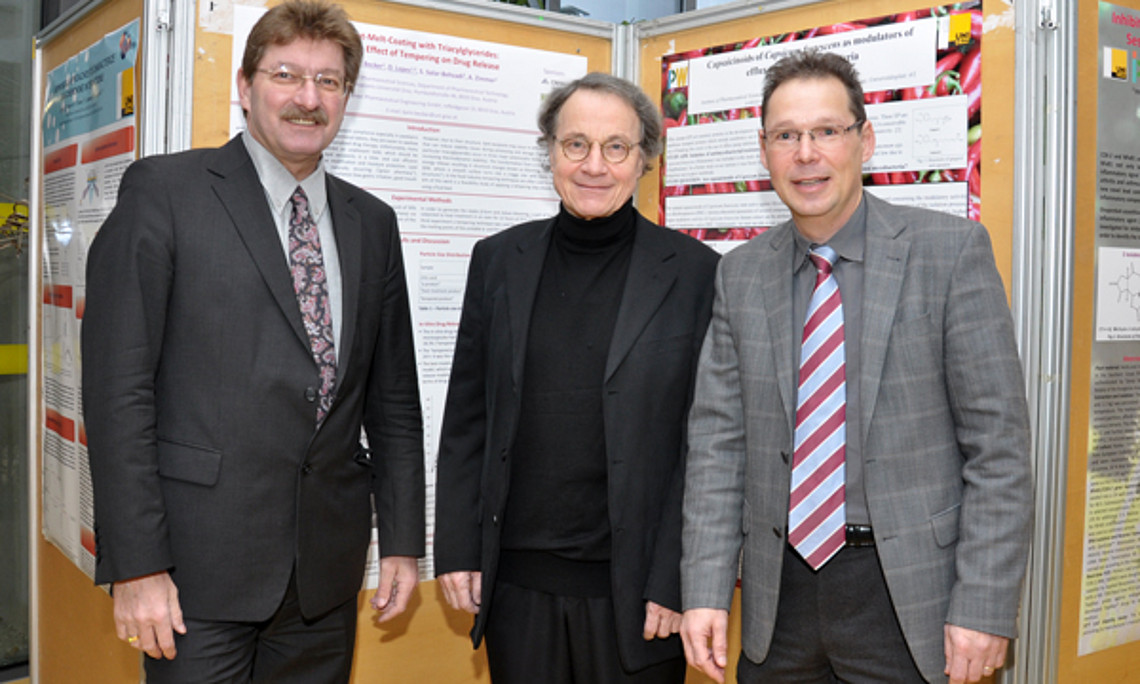 Unterstützen NachwuchswissenschafterInnen: Vizerektor Peter Scherrer, Gastvortragender Gregor Cevc sowie Organisator Andreas Zimmer (v.l.)