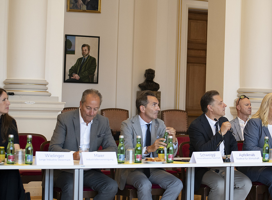 Menschen in einem großen Saal ©Uni Graz/Tzivanopoulos