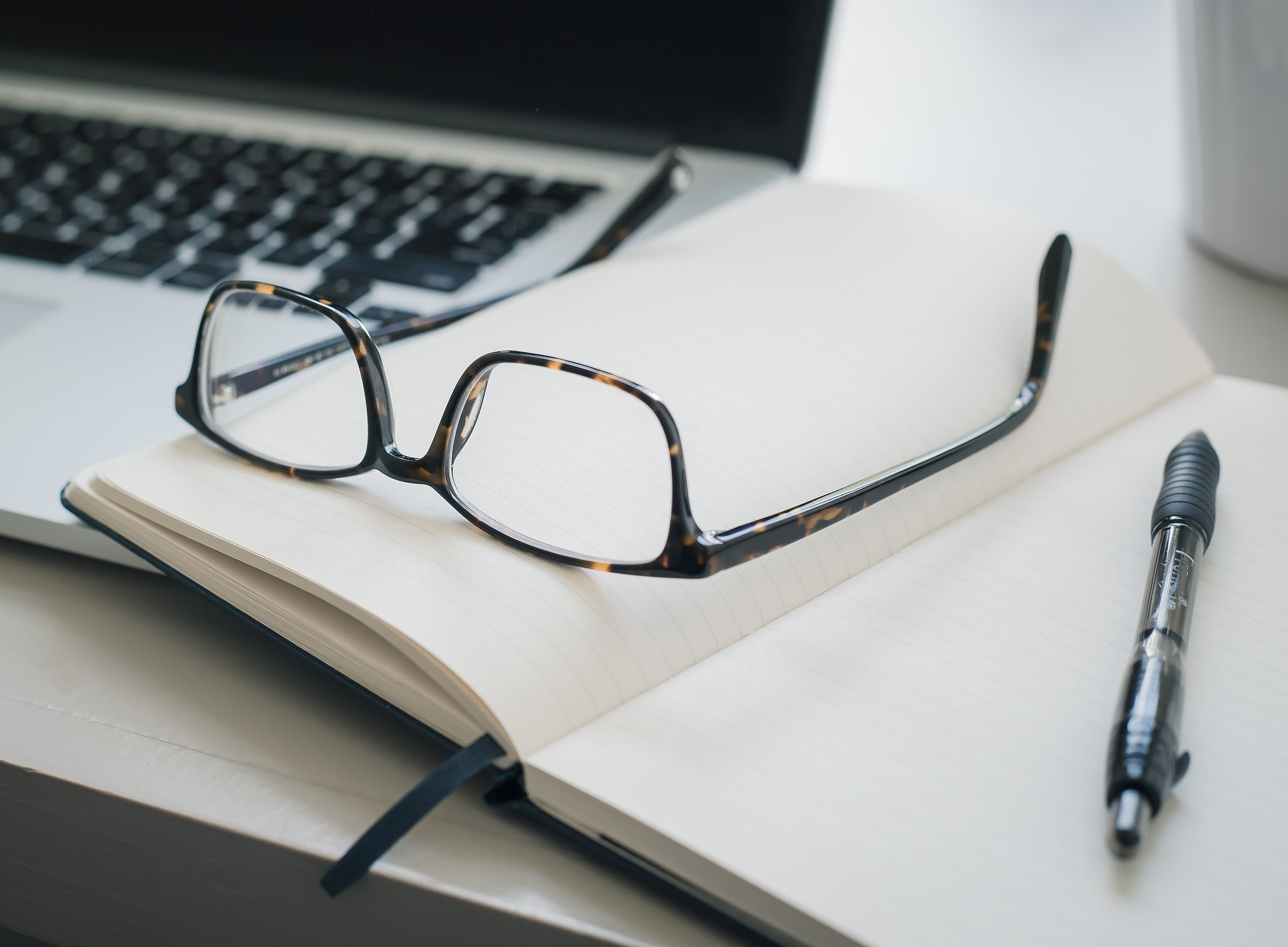 Computer, Schreibblock, Brille ©Trent Erwin - unsplash.com