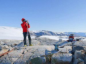 Klimaforscher mit Messgerät am Eisschild in Grönland